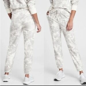 Athleta Farallon printed joggers. Women size 8